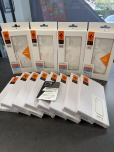 Boîtes de coques transparentes Spigen Ultra Hybrid et Liquid Crystal avec logo MagFit, pour iPhone 14, iPhone 15, iPhone 16 et iPhone 17, dans la boutique Hightech Services à Ajaccio.