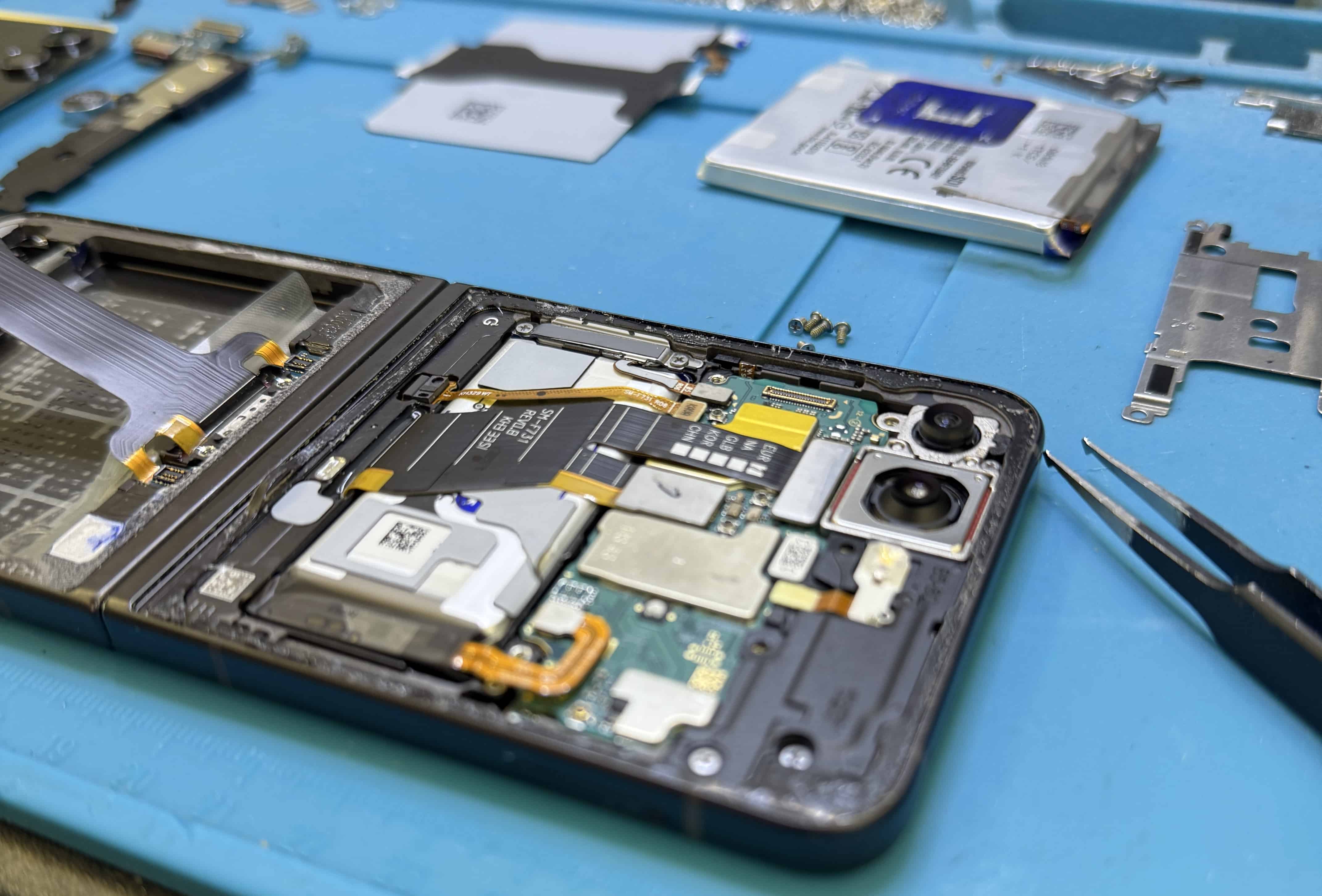 Téléphone démonté dans un atelier de réparation à Ajaccio montrant une réparation économiquement non rentable